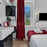 Beachfront Deluxe 4* ماكارسكا