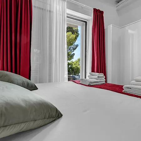 Beachfront Deluxe 4* ماكارسكا