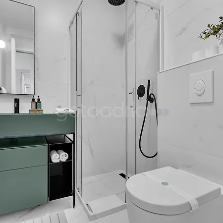 Beachfront Deluxe B&B 마카르스카