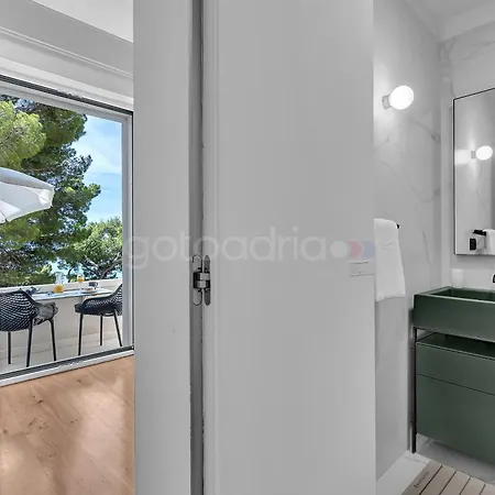 Beachfront Deluxe B&B 마카르스카