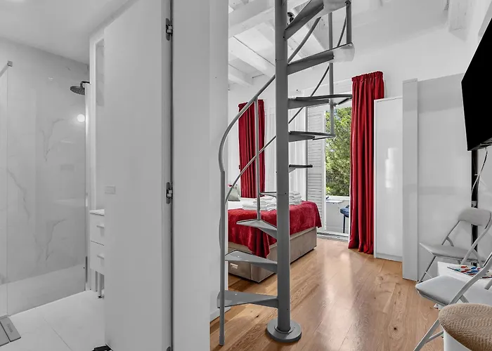 Beachfront Deluxe Bed and Breakfast 4*