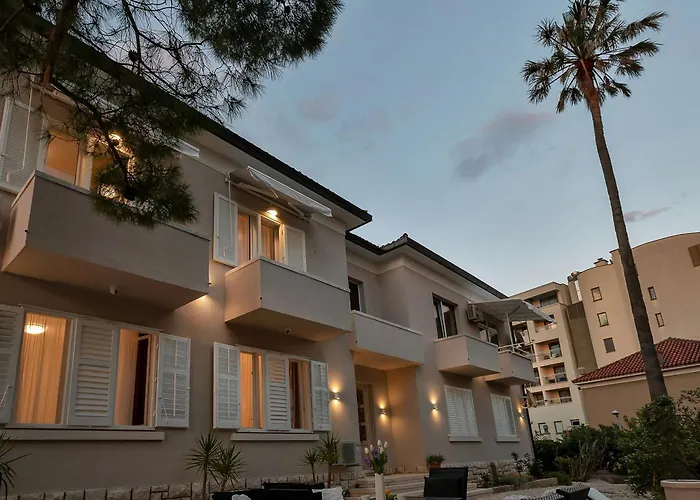 Beachfront Deluxe Bed and Breakfast