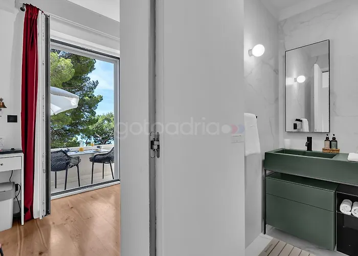 Beachfront Deluxe Bed and Breakfast Μακάρσκα