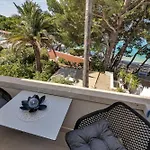 Beachfront Deluxe Bed and breakfast