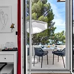 Beachfront Deluxe Bed and breakfast