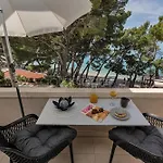 Beachfront Deluxe Bed and breakfast
