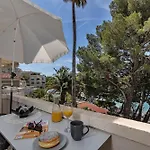 Beachfront Deluxe Bed and breakfast 4*
