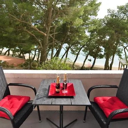 Beachfront Deluxe Bed and Breakfast Μακάρσκα