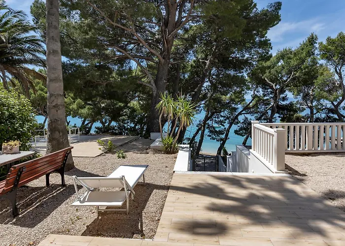 Beachfront Deluxe Bed & Breakfast 4*