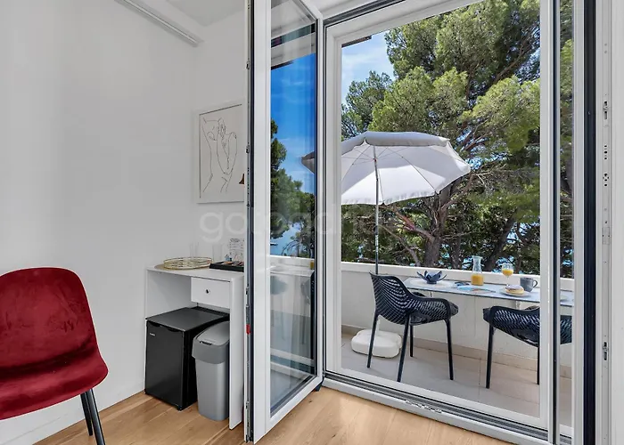 Beachfront Deluxe Bed & Breakfast 4*